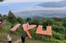 WISATA - Suasana Taman Love di lereng Gunung Gamalama, Kota Ternate, Maluku Utara, yang menjadi salah satu destinasi wisata favorit warga untuk menikmati panorama laut, gugusan Pulau Tidore dan Halmahera Barat, serta matahari terbenam dari ketinggian sekitar 720 meter di atas permukaan laut.