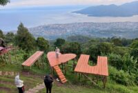 WISATA - Suasana Taman Love di lereng Gunung Gamalama, Kota Ternate, Maluku Utara, yang menjadi salah satu destinasi wisata favorit warga untuk menikmati panorama laut, gugusan Pulau Tidore dan Halmahera Barat, serta matahari terbenam dari ketinggian sekitar 720 meter di atas permukaan laut.