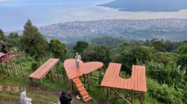WISATA - Suasana Taman Love di lereng Gunung Gamalama, Kota Ternate, Maluku Utara, yang menjadi salah satu destinasi wisata favorit warga untuk menikmati panorama laut, gugusan Pulau Tidore dan Halmahera Barat, serta matahari terbenam dari ketinggian sekitar 720 meter di atas permukaan laut.