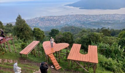 WISATA - Suasana Taman Love di lereng Gunung Gamalama, Kota Ternate, Maluku Utara, yang menjadi salah satu destinasi wisata favorit warga untuk menikmati panorama laut, gugusan Pulau Tidore dan Halmahera Barat, serta matahari terbenam dari ketinggian sekitar 720 meter di atas permukaan laut.