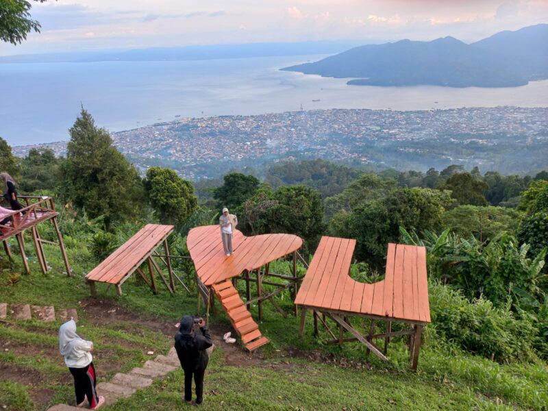 WISATA - Suasana Taman Love di lereng Gunung Gamalama, Kota Ternate, Maluku Utara, yang menjadi salah satu destinasi wisata favorit warga untuk menikmati panorama laut, gugusan Pulau Tidore dan Halmahera Barat, serta matahari terbenam dari ketinggian sekitar 720 meter di atas permukaan laut.