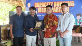 EVENT - Deputi Kepala Perwakilan BI Provinsi Maluku Utara, Fadhil Muhammad saat menerima cendra mata dalam agenda gathering bersama jurnalis dan tim Bank Indonesia perwakilan Maluku Utara di Pulau Meti, Halmahera Utara, Rabu (29/7/2026).