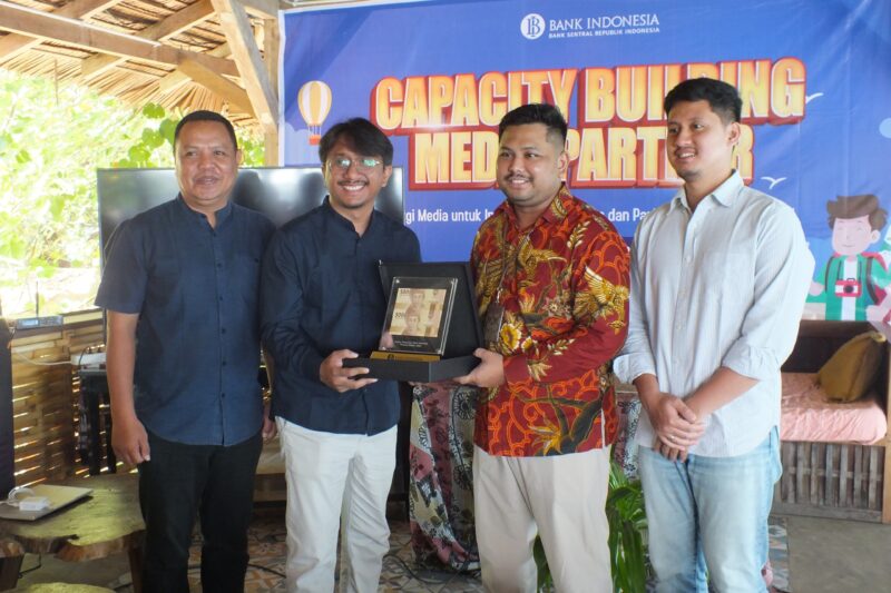 EVENT - Deputi Kepala Perwakilan BI Provinsi Maluku Utara, Fadhil Muhammad saat menerima cendra mata dalam agenda gathering bersama jurnalis dan tim Bank Indonesia perwakilan Maluku Utara di Pulau Meti, Halmahera Utara, Rabu (29/7/2026).