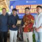 EVENT - Deputi Kepala Perwakilan BI Provinsi Maluku Utara, Fadhil Muhammad saat menerima cendra mata dalam agenda gathering bersama jurnalis dan tim Bank Indonesia perwakilan Maluku Utara di Pulau Meti, Halmahera Utara, Rabu (29/7/2026).