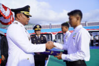 REMISI - Wali Kota Tidore Kepulauan Muhammad Sinen menyerahkan Surat Keputusan (SK) remisi kepada perwakilan Warga Binaan Pemasyarakatan (WBP) Rutan Kelas IIB Soasiu dalam rangka HUT ke-81 Kemerdekaan RI, Senin (17/8/2026). Sebanyak 76 WBP Rutan Soasiu menerima remisi pada momentum tersebut. (Dok: Prokopim Tidore).
