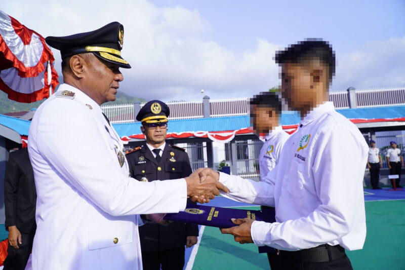 REMISI - Wali Kota Tidore Kepulauan Muhammad Sinen menyerahkan Surat Keputusan (SK) remisi kepada perwakilan Warga Binaan Pemasyarakatan (WBP) Rutan Kelas IIB Soasiu dalam rangka HUT ke-81 Kemerdekaan RI, Senin (17/8/2026). Sebanyak 76 WBP Rutan Soasiu menerima remisi pada momentum tersebut. (Dok: Prokopim Tidore).