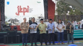 EVENT - Wali Kota Ternate M. Tauhid Soleman bersama delegasi JKPI berfoto bersama usai pembukaan rangkaian Rakernas JKPI ke-12 di Ternate, Rabu (26/8/2026). (Dok: Tia/Wahana Malut).