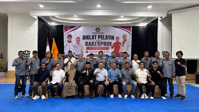 DIKLAT - Foto bersama peserta dan panitia usai kegiatan Diklat Pelatih dan Rakerprov Taekwondo Indonesia (TI) Maluku Utara di Hotel Jati Ternate, Sabtu (16/8/2026). Kegiatan ini menjadi bagian dari upaya meningkatkan kapasitas pelatih sekaligus memperkuat pembinaan atlet taekwondo di Maluku Utara. (Dok: Istimewa).