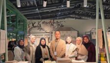 EKONOMI - Kepala KPwBI Maluku Utara Handi Susila bersama pelaku UMKM binaan yang mengikuti Karya Kreatif Indonesia (KKI) 2026 di Jakarta. Dua UMKM wastra Maluku Utara, Putadino Kayangan dan Rapidino, tampil memamerkan produk unggulannya dalam ajang tersebut. (Dok: BI Malut).