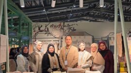 EKONOMI - Kepala KPwBI Maluku Utara Handi Susila bersama pelaku UMKM binaan yang mengikuti Karya Kreatif Indonesia (KKI) 2026 di Jakarta. Dua UMKM wastra Maluku Utara, Putadino Kayangan dan Rapidino, tampil memamerkan produk unggulannya dalam ajang tersebut. (Dok: BI Malut).