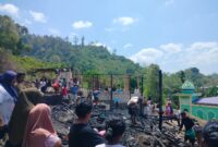 KEBAKARAN - Rumah milik Din dan Sarni di Desa Loleojaya, Kecamatan Kasiruta Timur, Halmahera Selatan, ludes terbakar pada Sabtu (22/8/2026) dini hari. Dalam musibah tersebut, uang tunai sekitar Rp5,7 juta, ijazah anak, sertifikat rumah, serta seluruh perabot dan barang berharga ikut hangus. (Dok: Istimewa).