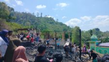 KEBAKARAN - Rumah milik Din dan Sarni di Desa Loleojaya, Kecamatan Kasiruta Timur, Halmahera Selatan, ludes terbakar pada Sabtu (22/8/2026) dini hari. Dalam musibah tersebut, uang tunai sekitar Rp5,7 juta, ijazah anak, sertifikat rumah, serta seluruh perabot dan barang berharga ikut hangus. (Dok: Istimewa).