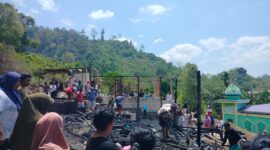 KEBAKARAN - Rumah milik Din dan Sarni di Desa Loleojaya, Kecamatan Kasiruta Timur, Halmahera Selatan, ludes terbakar pada Sabtu (22/8/2026) dini hari. Dalam musibah tersebut, uang tunai sekitar Rp5,7 juta, ijazah anak, sertifikat rumah, serta seluruh perabot dan barang berharga ikut hangus. (Dok: Istimewa).