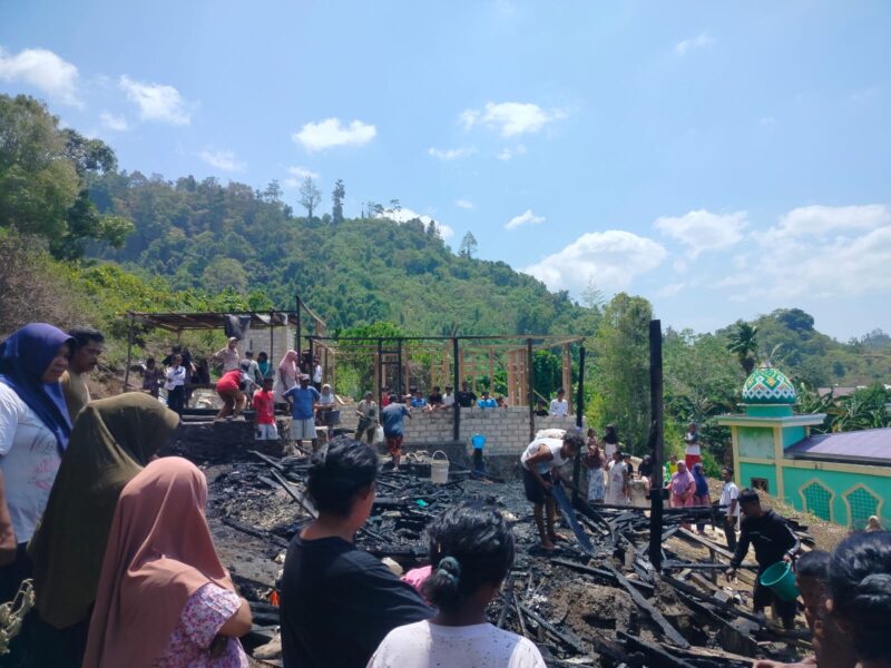 KEBAKARAN - Rumah milik Din dan Sarni di Desa Loleojaya, Kecamatan Kasiruta Timur, Halmahera Selatan, ludes terbakar pada Sabtu (22/8/2026) dini hari. Dalam musibah tersebut, uang tunai sekitar Rp5,7 juta, ijazah anak, sertifikat rumah, serta seluruh perabot dan barang berharga ikut hangus. (Dok: Istimewa).