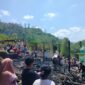 KEBAKARAN - Rumah milik Din dan Sarni di Desa Loleojaya, Kecamatan Kasiruta Timur, Halmahera Selatan, ludes terbakar pada Sabtu (22/8/2026) dini hari. Dalam musibah tersebut, uang tunai sekitar Rp5,7 juta, ijazah anak, sertifikat rumah, serta seluruh perabot dan barang berharga ikut hangus. (Dok: Istimewa).