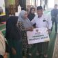 BANTUAN - Ketua Baznas Kota Ternate, Drs. H. Adam Ma'rus, M.Pd.I, menyerahkan bantuan konsumtif secara simbolis kepada perwakilan warga penerima manfaat di Masjid Agung Almunawar Ternate, Selasa (25/8/2026). (Dok: Baznas Ternate).