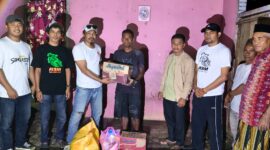 BANTUAN - IKB-Masatawa Halmahera Selatan menyerahkan bantuan kepada keluarga korban kebakaran di Desa Loleojaya, Kecamatan Kasiruta Timur, Selasa (25/8/2026). Bantuan berupa 100 lembar seng, 25 sak semen, dan kebutuhan pokok diserahkan sebagai bentuk kepedulian terhadap korban. (Dok: Istimewa).