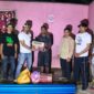 BANTUAN - IKB-Masatawa Halmahera Selatan menyerahkan bantuan kepada keluarga korban kebakaran di Desa Loleojaya, Kecamatan Kasiruta Timur, Selasa (25/8/2026). Bantuan berupa 100 lembar seng, 25 sak semen, dan kebutuhan pokok diserahkan sebagai bentuk kepedulian terhadap korban. (Dok: Istimewa).