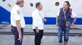 EVENT - Sekda Kota Ternate Rizal Marsaoly menyambut kedatangan rombongan delegasi Rakernas XII JKPI di Pelabuhan Ahmad Yani, Ternate, Rabu (19/8/2026). Kedatangan delegasi dari berbagai daerah mulai berlangsung menjelang pelaksanaan Rakernas XII JKPI pada 26–30 Agustus 2026. (Dok: Humas Pemkot Ternate).