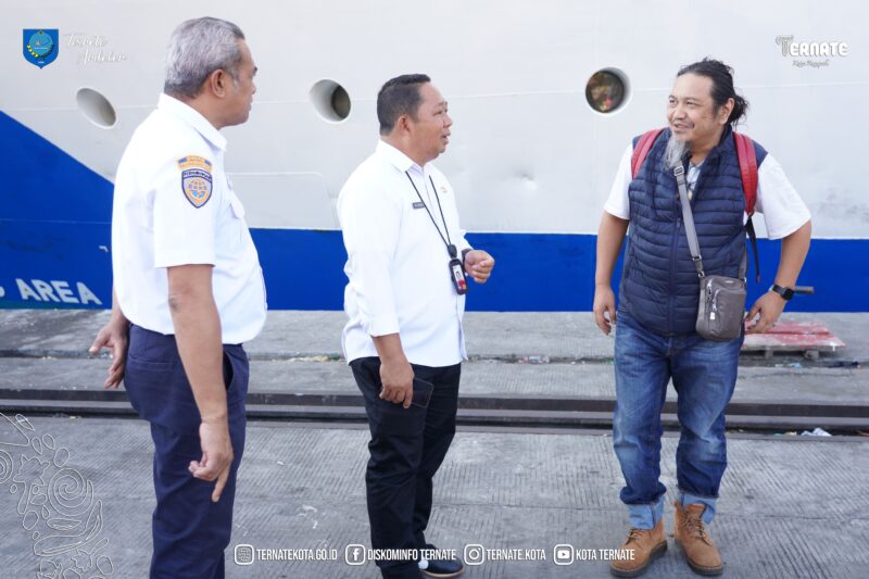 EVENT - Sekda Kota Ternate Rizal Marsaoly menyambut kedatangan rombongan delegasi Rakernas XII JKPI di Pelabuhan Ahmad Yani, Ternate, Rabu (19/8/2026). Kedatangan delegasi dari berbagai daerah mulai berlangsung menjelang pelaksanaan Rakernas XII JKPI pada 26–30 Agustus 2026. (Dok: Humas Pemkot Ternate).
