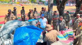 PENATAAN - Petugas Satpol PP dan Linmas Kota Ternate menata kawasan Lapangan Ngaralamo, Kelurahan Soa-Sio, menjelang pelaksanaan Rakernas XII JKPI pada 26–30 Agustus 2026, Senin (24/8/2026). (Dok: Istimewa).