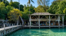 Meti Cottage di Pulau Meti, Halmahera Utara, menghadirkan suasana tenang dengan dermaga kayu, air laut jernih, dan nuansa tropis yang menyatu dengan alam. (Dok: Istimewa)