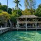 Meti Cottage di Pulau Meti, Halmahera Utara, menghadirkan suasana tenang dengan dermaga kayu, air laut jernih, dan nuansa tropis yang menyatu dengan alam. (Dok: Istimewa)