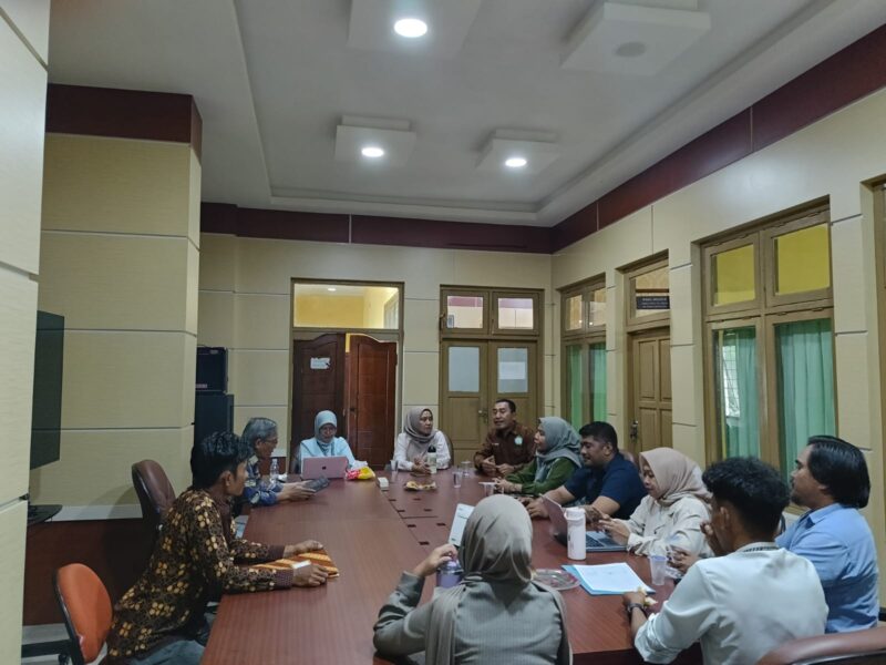 PENDIDIKAN - Panitia Dies Natalis ke-27 Fakultas Ilmu Budaya (FIB) Universitas Khairun (Unkhair) menggelar rapat persiapan rangkaian kegiatan Dies Natalis di Ternate, Selasa (11/8/2026). Rapat membahas berbagai agenda yang akan digelar, mulai dari perlombaan seni dan hiburan, aksi sosial, ziarah makam pendiri dan dosen, hingga bedah buku karya dosen FIB Unkhair.