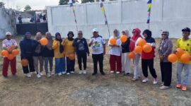 PERAYAAN - Semarak HUT RI ke-81 diisi dengan berbagai perlombaan yang mempererat kebersamaan. Pegawai dan peserta tampak kompak membawa balon dalam suasana penuh keceriaan.