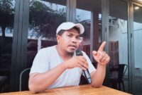 PENYELIDIKAN - Direktur Parade Maluku Utara, Sahmar M. Zen, saat menyampaikan pernyataan terkait dugaan pencurian BBM jenis solar di PLN ULP Saketa, Halmahera Selatan, Rabu (12/8/2026).