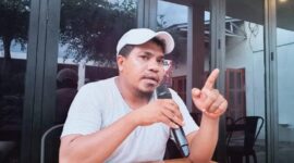PENYELIDIKAN - Direktur Parade Maluku Utara, Sahmar M. Zen, saat menyampaikan pernyataan terkait dugaan pencurian BBM jenis solar di PLN ULP Saketa, Halmahera Selatan, Rabu (12/8/2026).