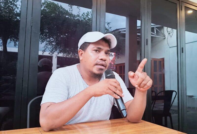 PENYELIDIKAN - Direktur Parade Maluku Utara, Sahmar M. Zen, saat menyampaikan pernyataan terkait dugaan pencurian BBM jenis solar di PLN ULP Saketa, Halmahera Selatan, Rabu (12/8/2026).