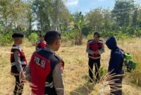 IMBAUAN -
Personel Sat Samapta Polres Halmahera Selatan memberikan edukasi kepada warga saat patroli pencegahan kebakaran hutan dan lahan (Karhutla) di wilayah Halmahera Selatan, Rabu (12/8/2026). Polisi mengingatkan masyarakat tidak membuka atau membersihkan lahan dengan cara membakar di tengah kondisi vegetasi yang kering selama musim kemarau.