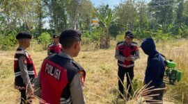 IMBAUAN -
Personel Sat Samapta Polres Halmahera Selatan memberikan edukasi kepada warga saat patroli pencegahan kebakaran hutan dan lahan (Karhutla) di wilayah Halmahera Selatan, Rabu (12/8/2026). Polisi mengingatkan masyarakat tidak membuka atau membersihkan lahan dengan cara membakar di tengah kondisi vegetasi yang kering selama musim kemarau.