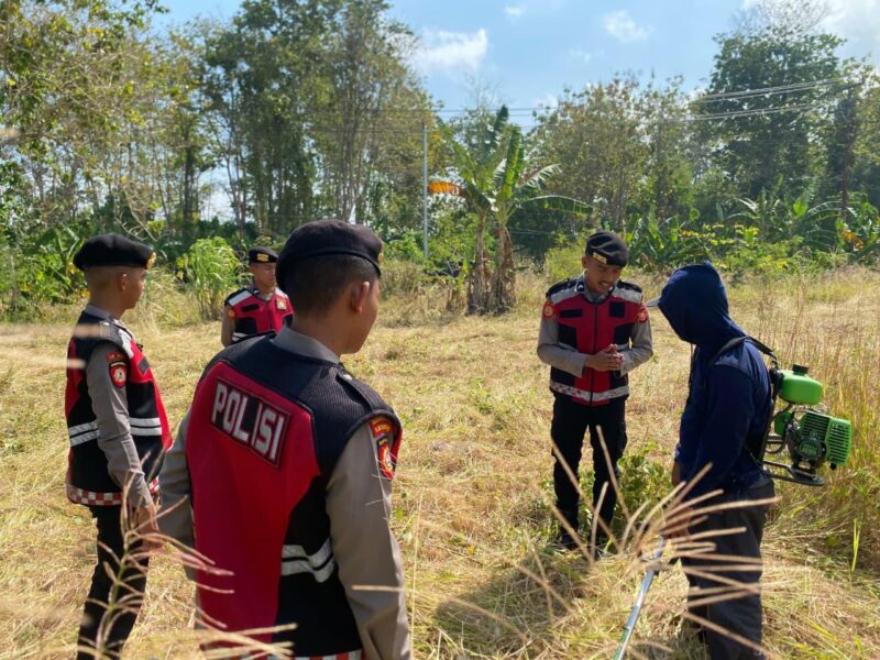 IMBAUAN -
Personel Sat Samapta Polres Halmahera Selatan memberikan edukasi kepada warga saat patroli pencegahan kebakaran hutan dan lahan (Karhutla) di wilayah Halmahera Selatan, Rabu (12/8/2026). Polisi mengingatkan masyarakat tidak membuka atau membersihkan lahan dengan cara membakar di tengah kondisi vegetasi yang kering selama musim kemarau.