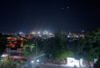 PRAKIRAAN CUACA - Suasana malam Kota Ternate, Rabu (12/8/2026), dengan kondisi cuaca diprakirakan cerah berawan. BMKG Sultan Baabullah Ternate memprakirakan cuaca malam hingga dini hari umumnya cerah berawan di seluruh wilayah Maluku Utara, namun masyarakat diimbau mewaspadai potensi peningkatan kecepatan angin hingga 50 km/jam. (Dok: Ical/Wahana Malut)