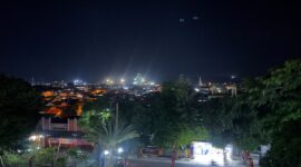 PRAKIRAAN CUACA - Suasana malam Kota Ternate, Rabu (12/8/2026), dengan kondisi cuaca diprakirakan cerah berawan. BMKG Sultan Baabullah Ternate memprakirakan cuaca malam hingga dini hari umumnya cerah berawan di seluruh wilayah Maluku Utara, namun masyarakat diimbau mewaspadai potensi peningkatan kecepatan angin hingga 50 km/jam. (Dok: Ical/Wahana Malut)