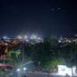 PRAKIRAAN CUACA - Suasana malam Kota Ternate, Rabu (12/8/2026), dengan kondisi cuaca diprakirakan cerah berawan. BMKG Sultan Baabullah Ternate memprakirakan cuaca malam hingga dini hari umumnya cerah berawan di seluruh wilayah Maluku Utara, namun masyarakat diimbau mewaspadai potensi peningkatan kecepatan angin hingga 50 km/jam. (Dok: Ical/Wahana Malut)