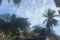 PRAKIRAAN CUACA - Suasana langit cerah berawan di Maluku Utara, Kamis (13/8/2026). BMKG memprakirakan cuaca umumnya cerah berawan, namun masyarakat diminta mewaspadai potensi peningkatan kecepatan angin hingga 45 km/jam serta gelombang laut hingga 2 meter. (Dok: Wahana Malut/Tia)