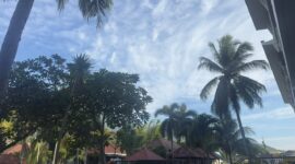 PRAKIRAAN CUACA - Suasana langit cerah berawan di Maluku Utara, Kamis (13/8/2026). BMKG memprakirakan cuaca umumnya cerah berawan, namun masyarakat diminta mewaspadai potensi peningkatan kecepatan angin hingga 45 km/jam serta gelombang laut hingga 2 meter. (Dok: Wahana Malut/Tia)