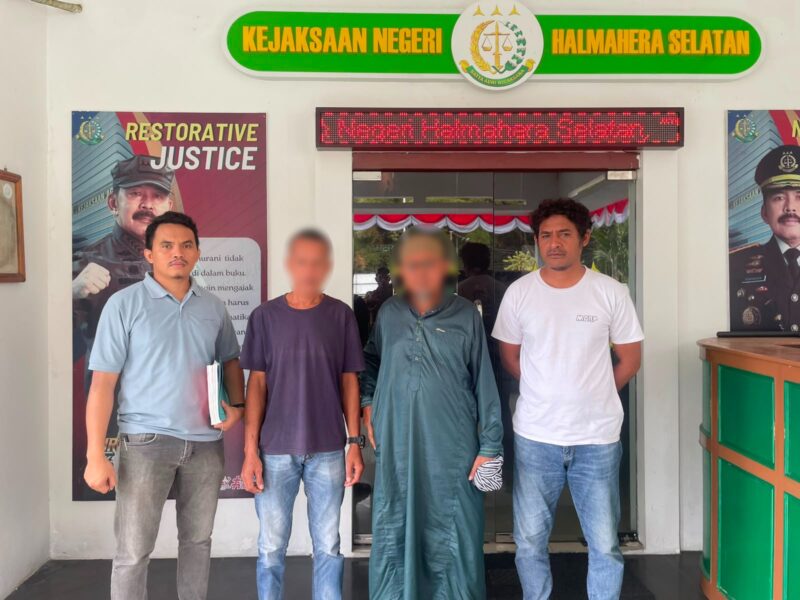 TAMBANG ILEGAL - Sat Reskrim Polres Halmahera Selatan menyerahkan dua tersangka beserta barang bukti kasus dugaan penambangan tanpa izin di Desa Anggai, Kecamatan Obi, ke Kejaksaan Negeri Halmahera Selatan, Kamis (13/8/2026). Pelimpahan tahap II dilakukan setelah berkas perkara dinyatakan lengkap.(Dok: Istimewa)