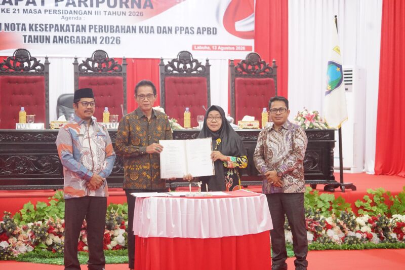 APBD - Wakil Bupati Halmahera Selatan Helmi Umar Muchsin bersama pimpinan DPRD Halsel menunjukkan dokumen Nota Kesepakatan Perubahan KUA dan PPAS APBD Tahun Anggaran 2026 dalam Rapat Paripurna di Labuha, Kamis (13/8/2026). (Dok: Istimewa)