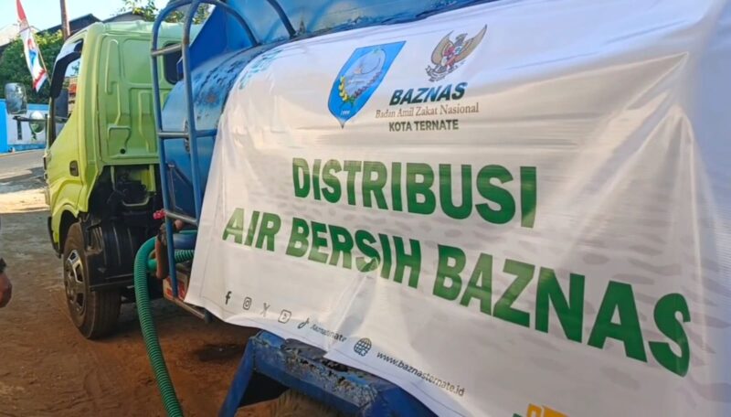 AIR BERSIH - Mobil tangki Baznas Kota Ternate menyalurkan air bersih bagi warga terdampak kekurangan air akibat kemarau di sejumlah wilayah Kota Ternate, Jumat (14/7/2026). (Dok: Baznas Ternate).