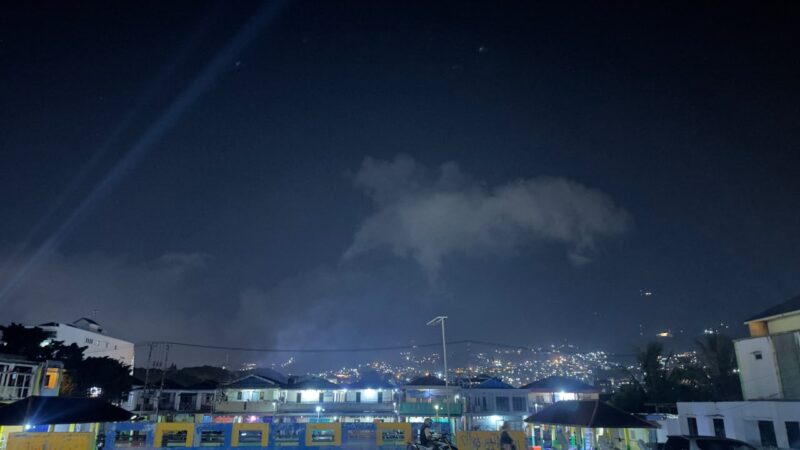 PRAKIRAAN CUACA - Suasana Kota Ternate pada malam hari dengan langit berawan. BMKG memprakirakan cuaca Maluku Utara umumnya cerah berawan malam ini hingga dini hari, Jumat (14/8/2026). (Dok: Wahana Malut/Ical).