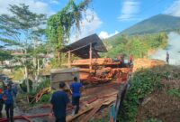 KEBAKARAN - Petugas pemadam kebakaran melakukan proses pendinginan di lokasi Pangkalan Kayu Udiffa, Kelurahan Sangadji Utara, Kota Ternate, Sabtu (15/8/2026), setelah api berhasil dipadamkan. Kebakaran menghanguskan sebagian tempat usaha dan material kayu, dengan kerugian sementara ditaksir mencapai ratusan juta rupiah. (Dok: Istimewa).