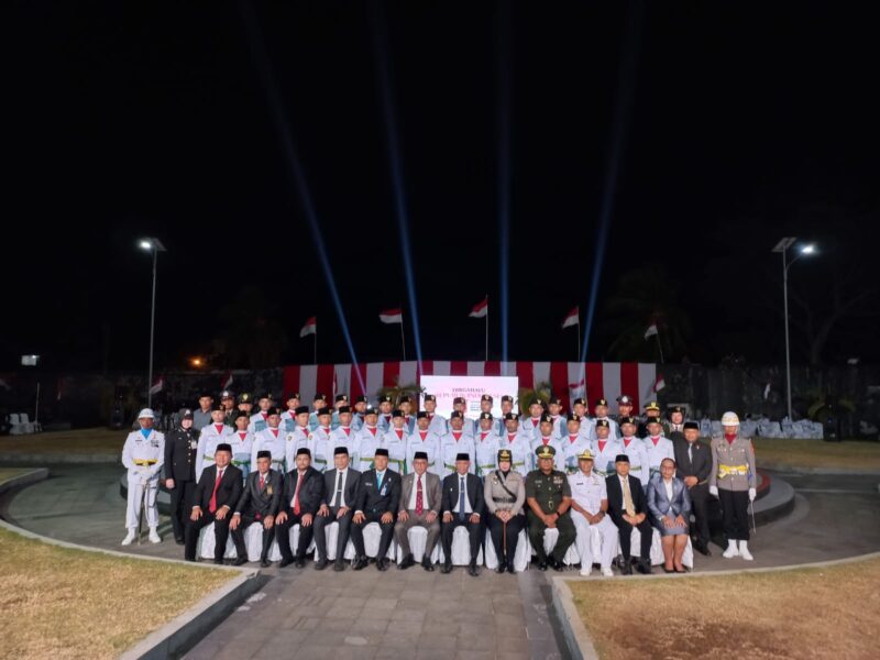 PASKIBRAKA - Sejumlah anggota Paskibraka Kota Ternate bersama unsur Forkopimda dan pejabat daerah berfoto bersama usai pengukuhan Paskibraka Kota Ternate untuk bertugas pada upacara HUT ke-80 Kemerdekaan RI, di Ternate, Maluku Utara. (Dok: Wahanamalut/Tia).