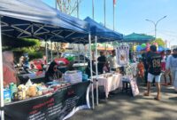 PELAKU USAHA - Pelaku UMKM Kedai Numi melayani pengunjung di area Car Free Day (CFD) Taman Nukila, Kota Ternate, Minggu (16/8/2026). Kehadiran CFD menjadi peluang bagi Kedai Numi untuk menjangkau pelanggan baru dan meningkatkan penjualan. (Dok: Wahana Malut/Tia).
