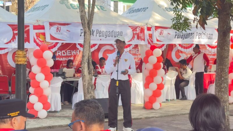 LAYANAN - Kepala DPMPTSP Maluku Utara, Nirwan MT Ali, menyampaikan sambutan saat penutupan Gerai Merdeka di Taman Nukila, Kota Ternate, Minggu (16/8/2026). Gerai Merdeka digelar untuk menghadirkan pelayanan perizinan dan pengaduan secara langsung kepada masyarakat. (Dok: Wahana Malut/Ical).