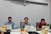 PENIPUAN - Kepala OJK Maluku Utara, Adi Surahmat (tengah), menjelaskan data pelaporan. OJK Maluku Utara mencatat 1.104 laporan penipuan online sepanjang semester I 2026. Kota Ternate menjadi wilayah dengan laporan terbanyak, mencapai 495 laporan, Selasa (18/8/2026). (Dok: Istimewa).