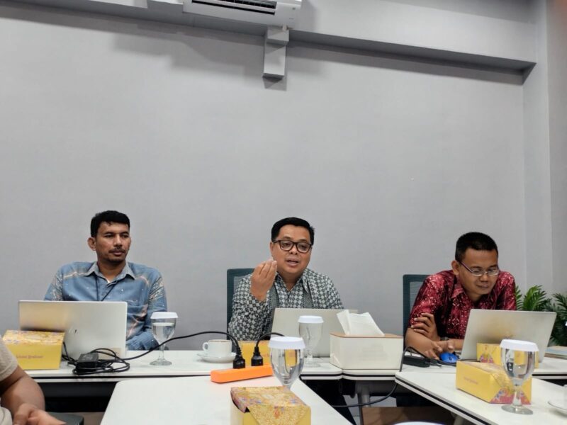 PENIPUAN - Kepala OJK Maluku Utara, Adi Surahmat (tengah), menjelaskan data pelaporan. OJK Maluku Utara mencatat 1.104 laporan penipuan online sepanjang semester I 2026. Kota Ternate menjadi wilayah dengan laporan terbanyak, mencapai 495 laporan, Selasa (18/8/2026). (Dok: Istimewa).